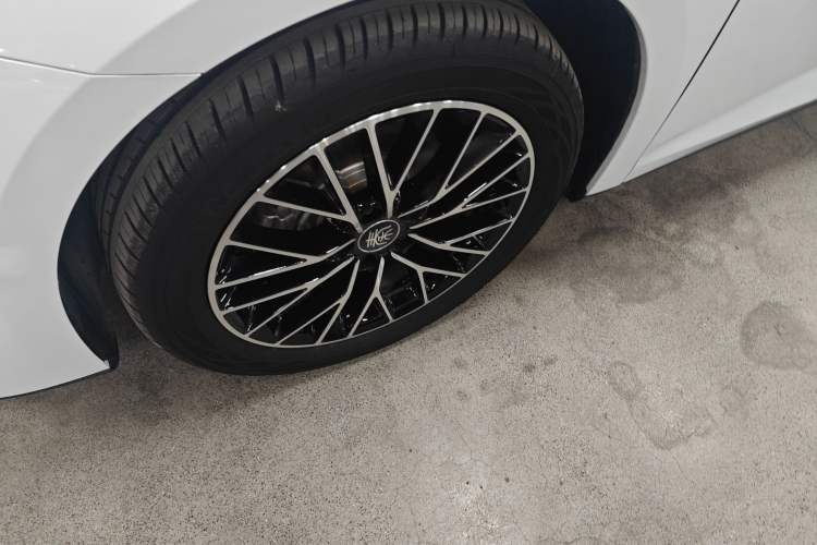 Used BYD Qin L 2024 DM-i 120KM Excellence Model Left Front Wheel Hub