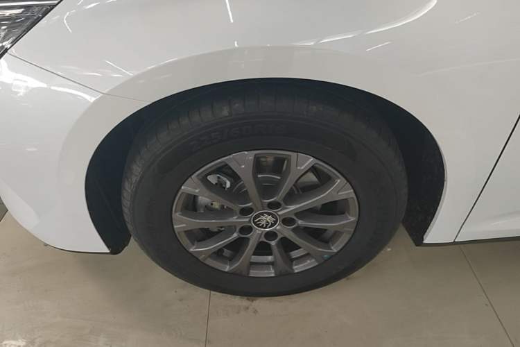 Used BYD Qin L 2024 DM-i 80KM Leading Model Left Front Wheel Hub