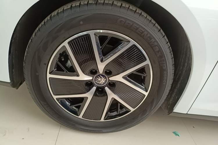 Used BYD Qin L 2024 DM-i 80KM Beyond Model Left Front Wheel Hub