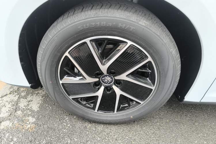 Used BYD Qin L 2024 DM-i 120KM Beyond Model Left Front Wheel Hub