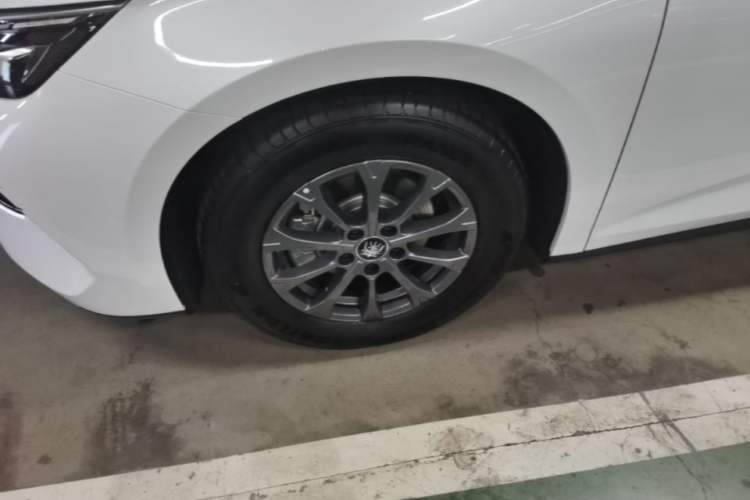 Used BYD Qin L 2024 DM-i 80KM Leading Model Left Front Wheel Hub