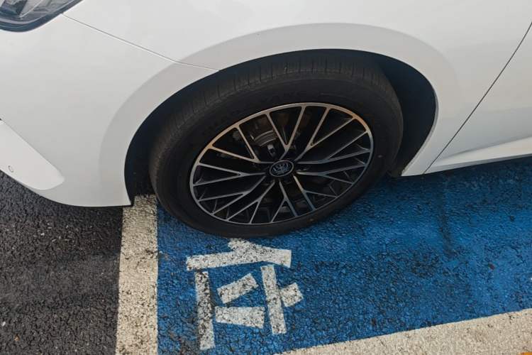 Used BYD Qin L 2024 DM-i 120KM Excellence Model Left Front Wheel Hub