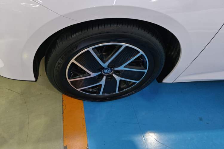 Used BYD Qin L 2024 DM-i 80KM Beyond Model Left Front Wheel Hub