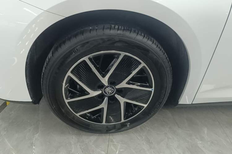 Used BYD Qin L 2024 DM-i 120KM Leading Model Left Front Wheel Hub