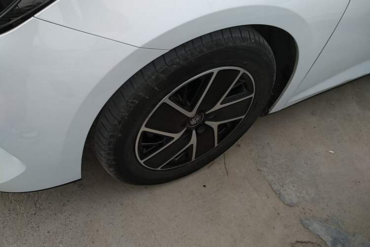 Used BYD Qin L 2024 DM-i 80KM Beyond Model Left Front Wheel Hub