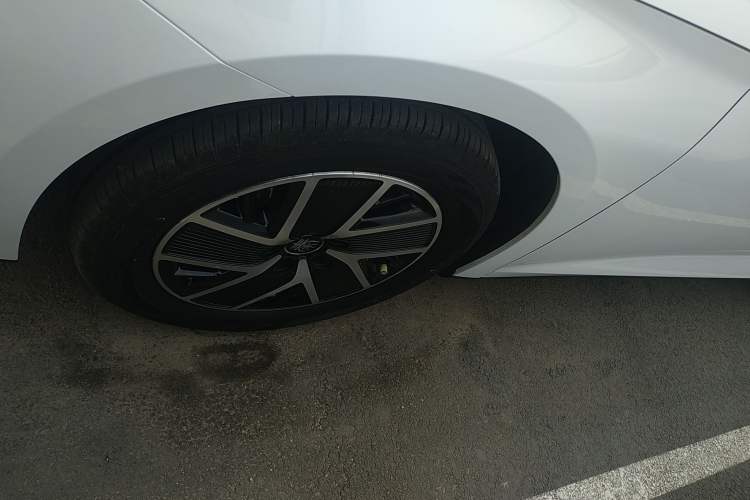 Used BYD Qin L 2024 DM-i 120KM Leading Model Left Front Wheel Hub