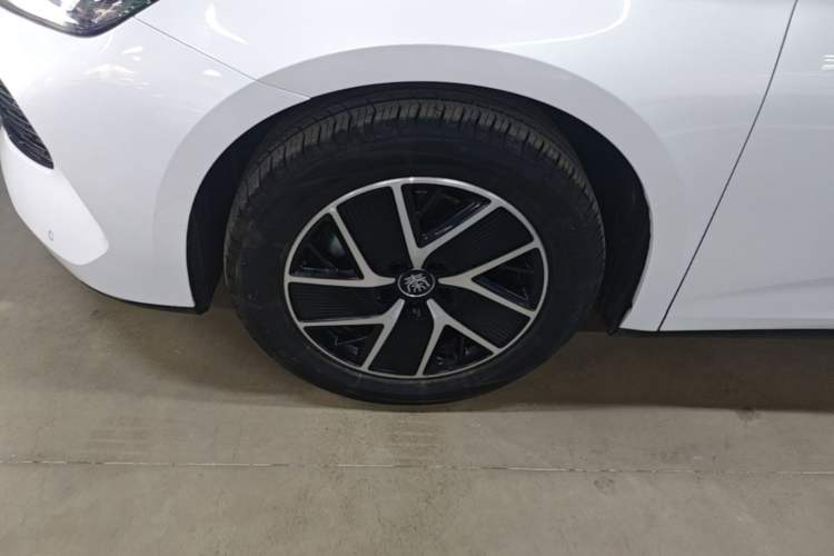 Used BYD Qin L 2024 DM-i 120KM Beyond Model Left Front Wheel Hub