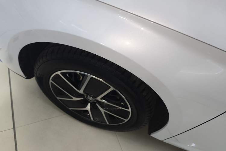 Used BYD Qin L 2024 DM-i 120KM Leading Model Left Front Wheel Hub