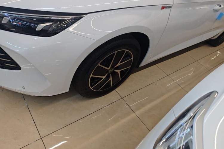 Used BYD Qin L 2024 DM-i 120KM Beyond Model Left Front Wheel Hub