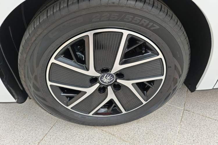 Used BYD Qin L 2024 DM-i 80KM Beyond Model Left Front Wheel Hub