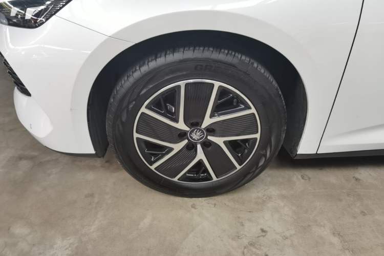 Used BYD Qin L 2024 DM-i 120KM Beyond Model Left Front Wheel Hub