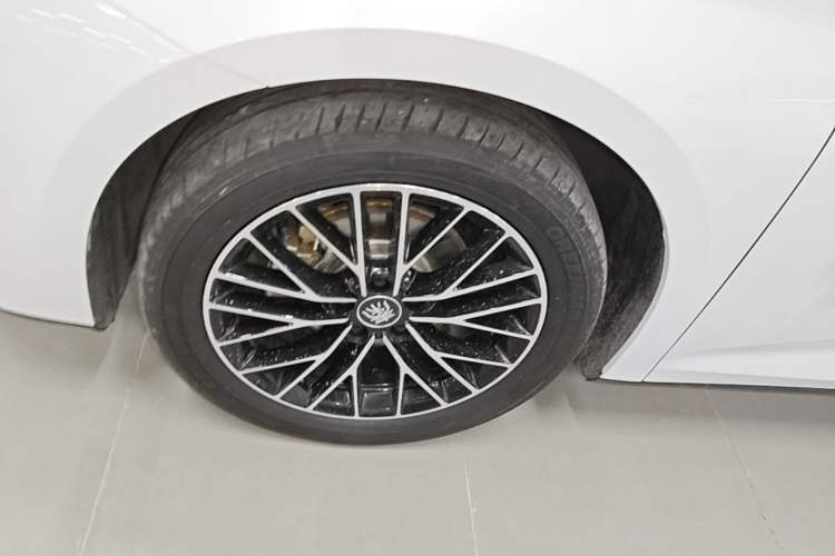 Used BYD Qin L 2024 DM-i 120KM Excellence Model Left Front Wheel Hub