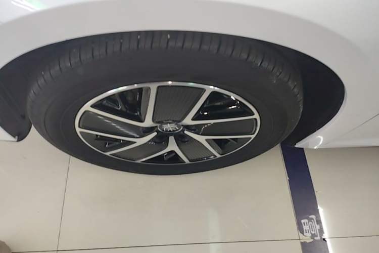 Used BYD Qin L 2024 DM-i 120KM Beyond Model Left Front Wheel Hub