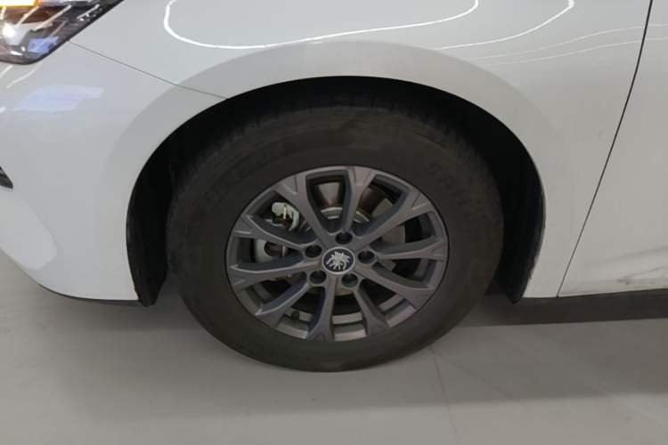 Used BYD Qin L 2024 DM-i 80KM Leading Model Left Front Wheel Hub