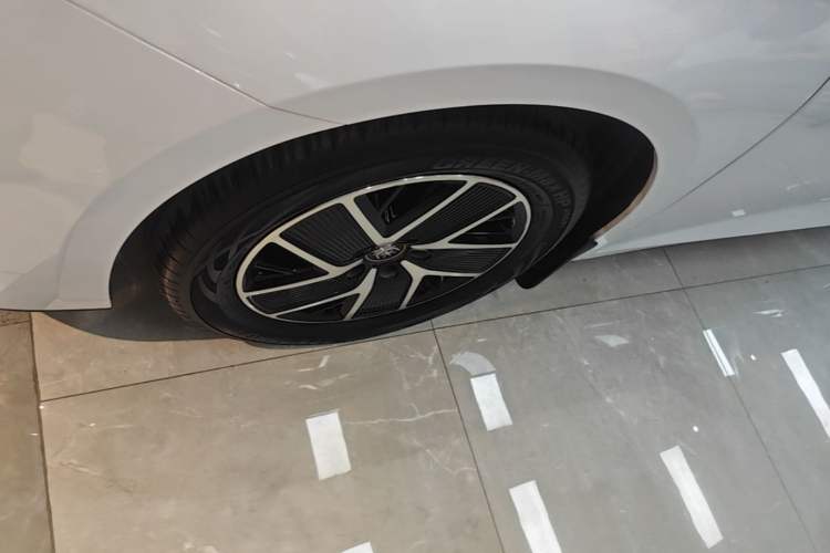 Used BYD Qin L 2024 DM-i 120KM Leading Model Left Front Wheel Hub