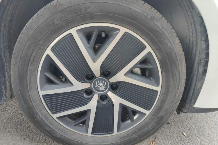 Used BYD Qin L 2024 DM-i 120KM Beyond Model Right Front Wheel Hub