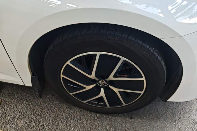 Used BYD Qin L 2024 DM-i 80KM Beyond Model Right Front Wheel Hub