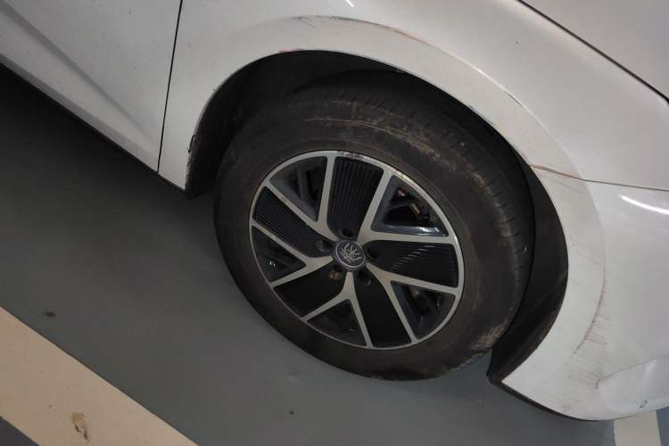 Used BYD Qin L 2024 DM-i 120KM Beyond Model Right Front Wheel Hub