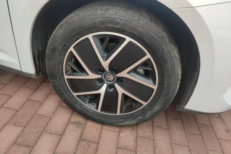 Used BYD Qin L 2024 DM-i 120KM Beyond Model Right Front Wheel Hub
