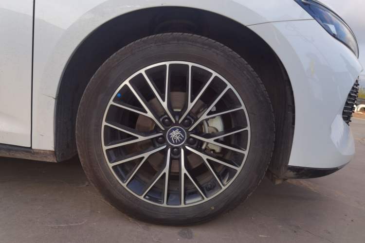 Used BYD Qin L 2024 DM-i 120KM Excellence Model Right Front Wheel Hub