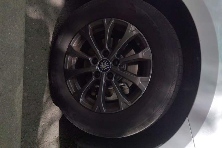 Used BYD Qin L 2024 DM-i 80KM Leading Model Right Front Wheel Hub