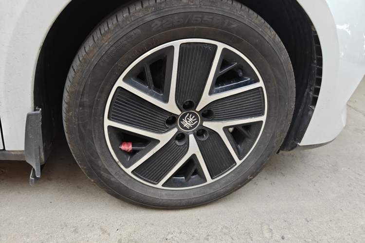 Used BYD Qin L 2024 DM-i 120KM Leading Model Right Front Wheel Hub