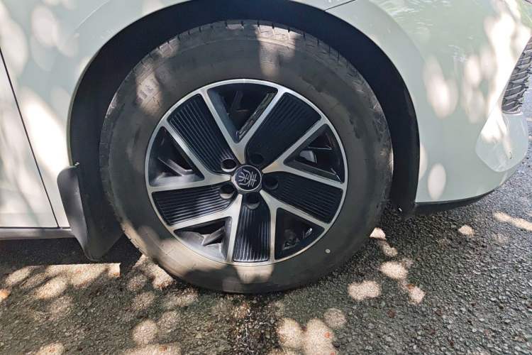 Used BYD Qin L 2024 DM-i 80KM Beyond Model Right Front Wheel Hub