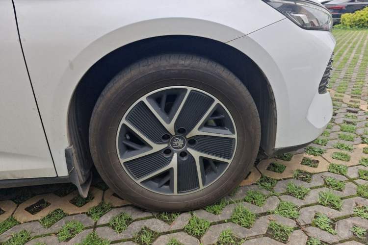 Used BYD Qin L 2024 DM-i 120KM Leading Model Right Front Wheel Hub