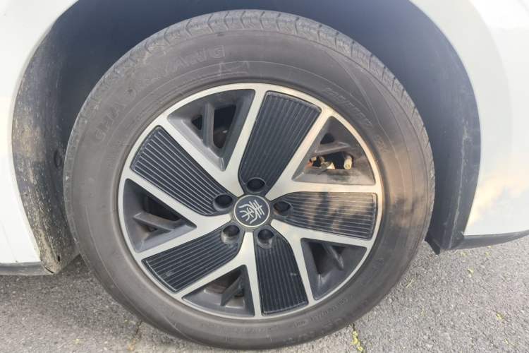 Used BYD Qin L 2024 DM-i 120KM Beyond Model Right Front Wheel Hub