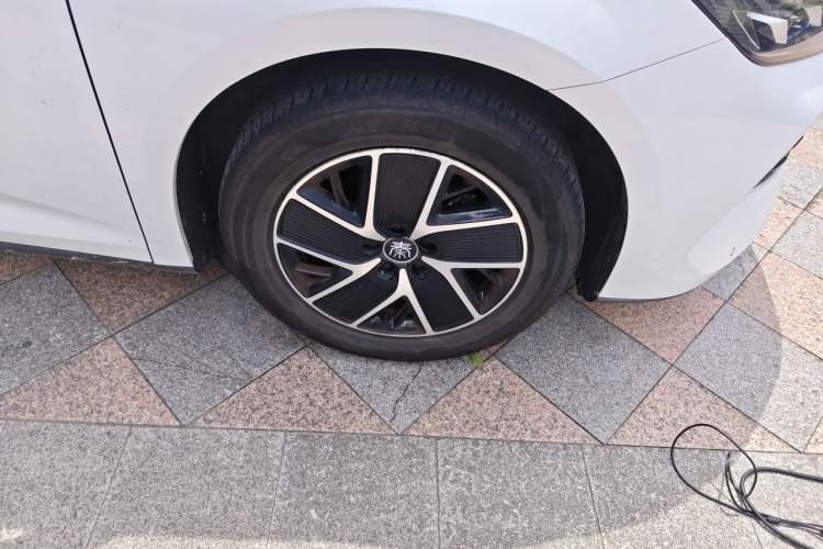 Used BYD Qin L 2024 DM-i 120KM Leading Model Right Front Wheel Hub