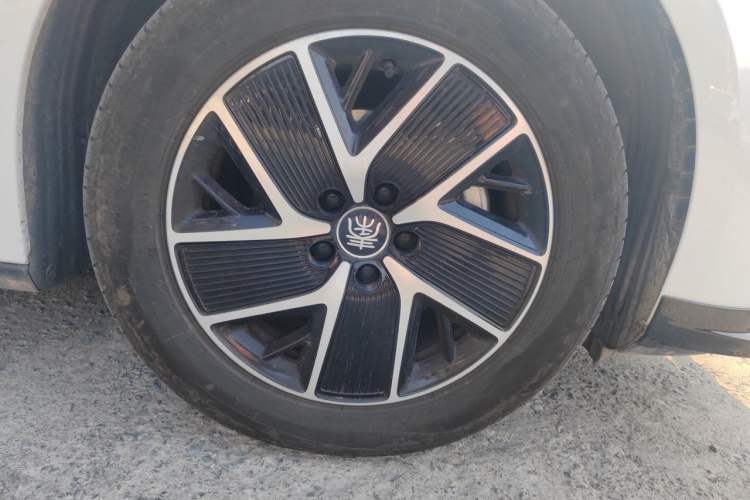 Used BYD Qin L 2024 DM-i 120KM Leading Model Right Front Wheel Hub