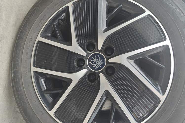 Used BYD Qin L 2024 DM-i 80KM Beyond Model Right Front Wheel Hub