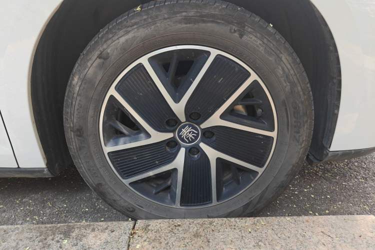 Used BYD Qin L 2024 DM-i 120KM Leading Model Right Front Wheel Hub