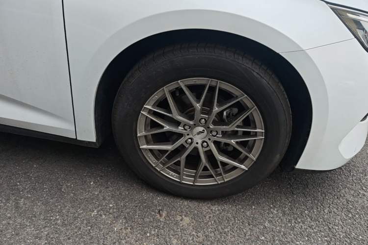 Used BYD Qin L 2024 DM-i 80KM Beyond Model Right Front Wheel Hub