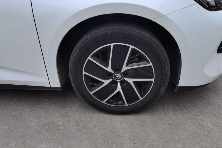 Used BYD Qin L 2024 DM-i 120KM Leading Model Right Front Wheel Hub