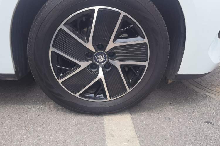 Used BYD Qin L 2024 DM-i 120KM Beyond Model Right Front Wheel Hub