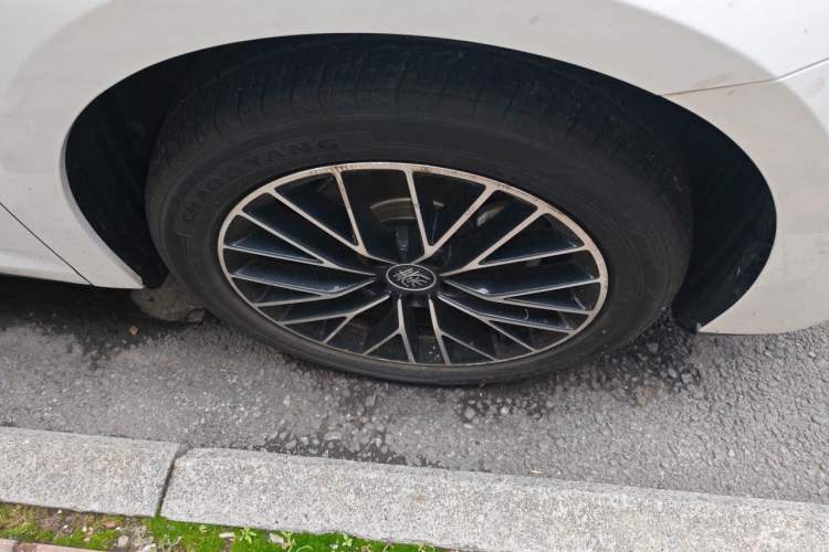 Used BYD Qin L 2024 DM-i 120KM Excellence Model Right Front Wheel Hub