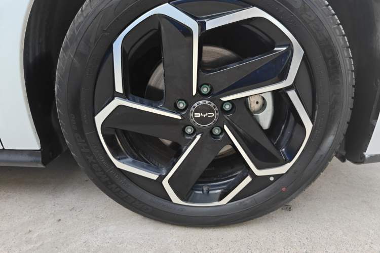 Used BYD Qin L 2024 DM-i 120KM Excellence Model Right Front Wheel Hub