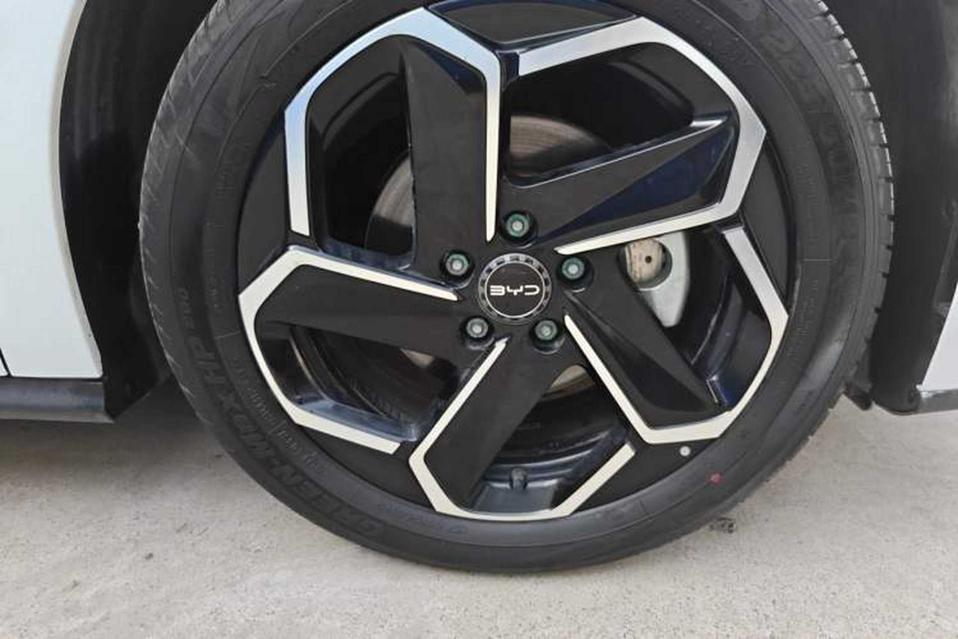 Used BYD Qin L 2024 DM-i 120KM Excellence Model Right Front Wheel Hub