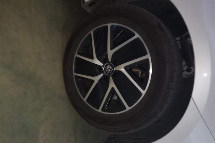 Used BYD Qin L 2024 DM-i 120KM Beyond Model Right Front Wheel Hub
