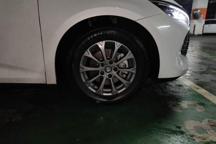 Used BYD Qin L 2024 DM-i 80KM Leading Model Right Front Wheel Hub