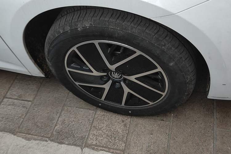 Used BYD Qin L 2024 DM-i 120KM Leading Model Right Front Wheel Hub