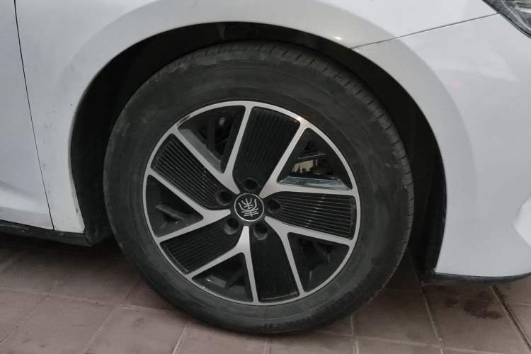 Used BYD Qin L 2024 DM-i 80KM Beyond Model Right Front Wheel Hub