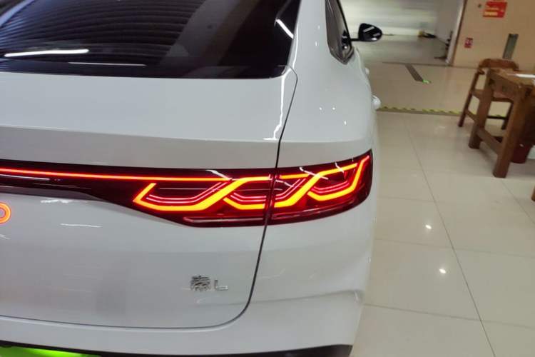 Used BYD Qin L 2024 DM-i 80KM Leading Model Right Rear Taillight