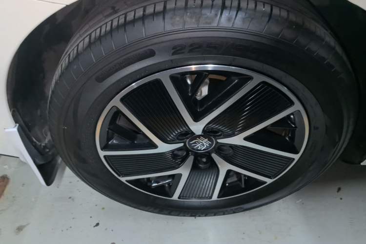 Used BYD Qin L 2024 DM-i 120KM Beyond Model Right Rear Wheel Hub