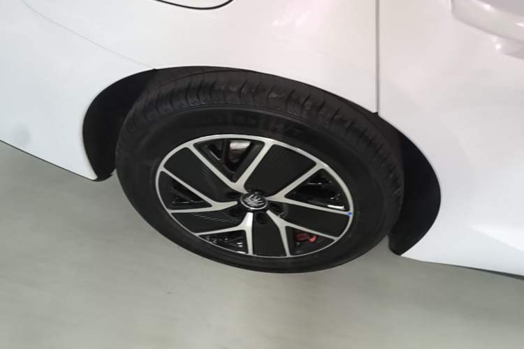 Used BYD Qin L 2024 DM-i 80KM Beyond Model Right Rear Wheel Hub