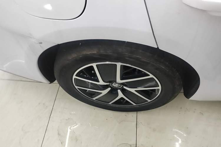 Used BYD Qin L 2024 DM-i 120KM Beyond Model Right Rear Wheel Hub