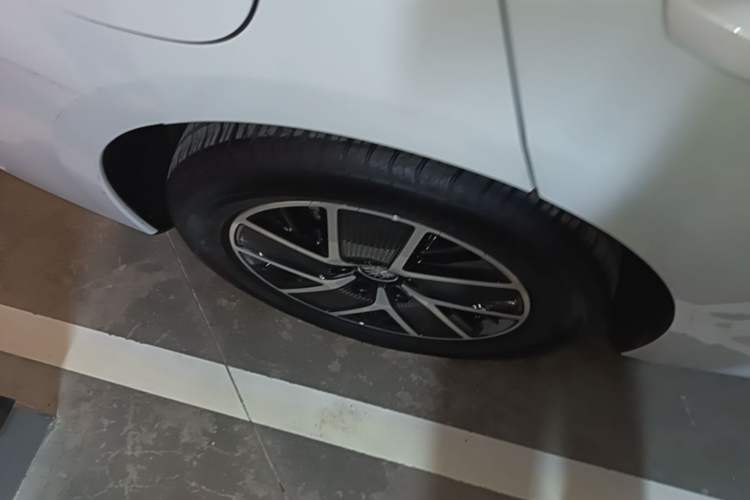 Used BYD Qin L 2024 DM-i 120KM Beyond Model Right Rear Wheel Hub