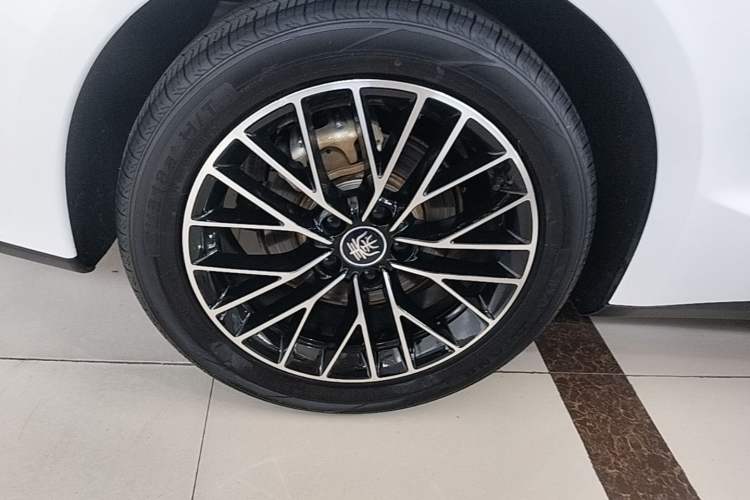 Used BYD Qin L 2024 DM-i 120KM Excellence Model Right Rear Wheel Hub