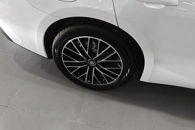 Used BYD Qin L 2024 DM-i 120KM Excellence Model Right Rear Wheel Hub